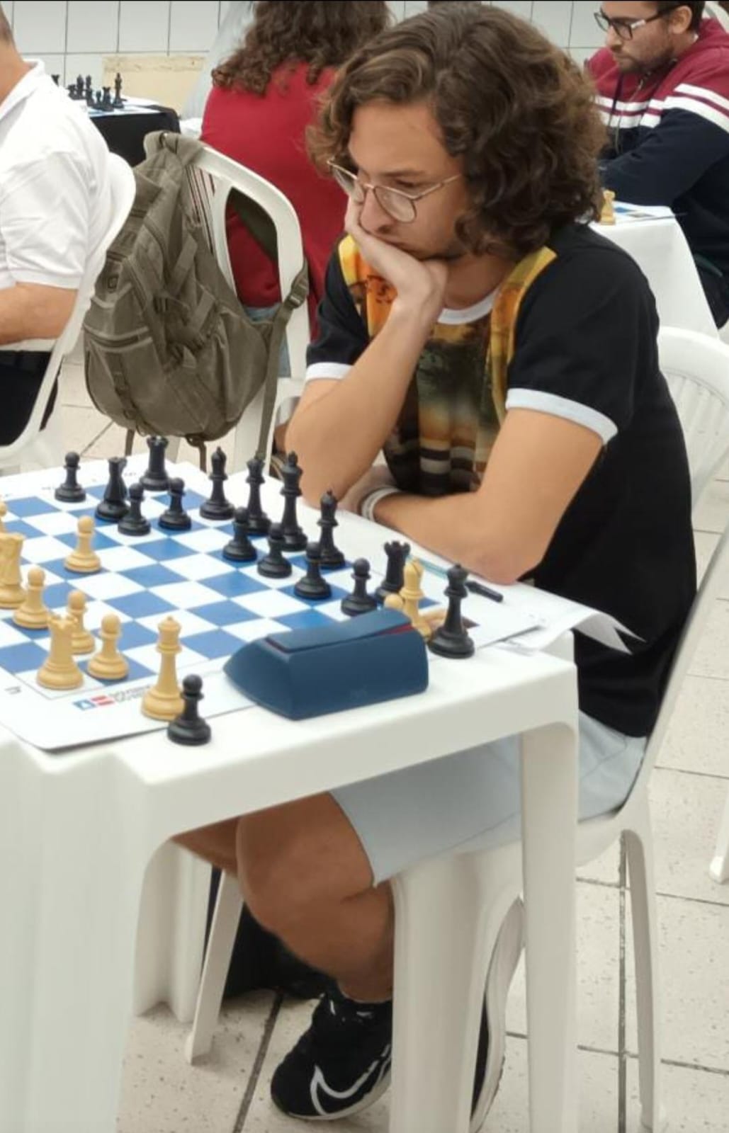 HUGO : . Jogador de xadrez com 2082 de rating LBX(Liga Brasileira de Xadrez),  ranqueado na FIDE(International Chess Federation) .Dá aulas e monta um  treinamento de acordo com o seu nível de