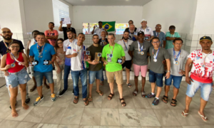Participantes do torneio celebram durante a premiação geral