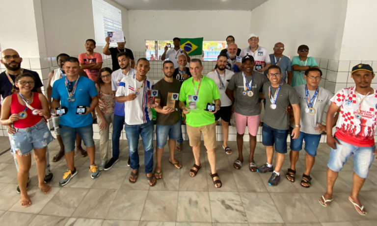 Participantes do torneio celebram durante a premiação geral